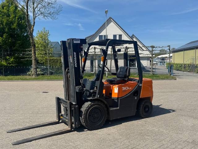 Doosan D30 Plus - Chariot élévateur diesel: photos 3 Doosan D30 Plus - Chariot élévateur diesel: photos 3