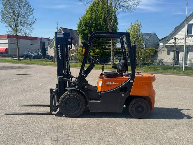 Doosan D30 Plus - Chariot élévateur diesel: photos 2 Doosan D30 Plus - Chariot élévateur diesel: photos 2