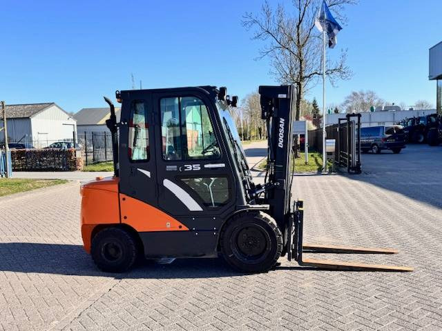 Doosan D35c Pro-7 - Chariot élévateur diesel: photos 2 Doosan D35c Pro-7 - Chariot élévateur diesel: photos 2