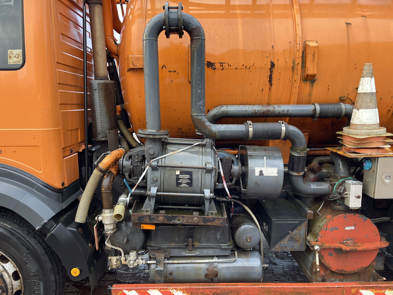 Camion hydrocureur Mercedes-Benz 2531L: photos 9