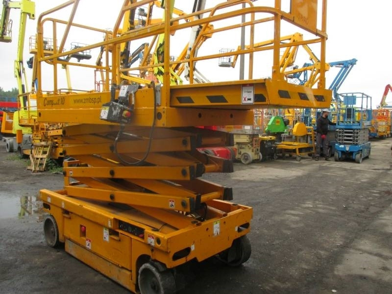Haulotte Compact 10 - Nacelle ciseaux: photos 3 Haulotte Compact 10 - Nacelle ciseaux: photos 3