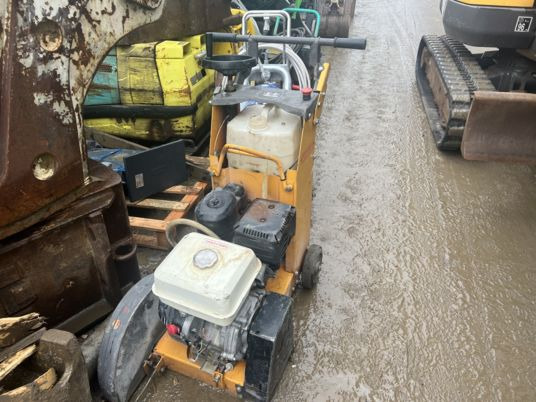 Scie à sol HUSQVARNA - Matériel de chantier: photos 1 Scie à sol HUSQVARNA - Matériel de chantier: photos 1