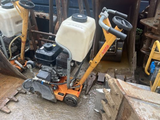 Scie à sol HUSQVARNA - Matériel de chantier: photos 1 Scie à sol HUSQVARNA - Matériel de chantier: photos 1