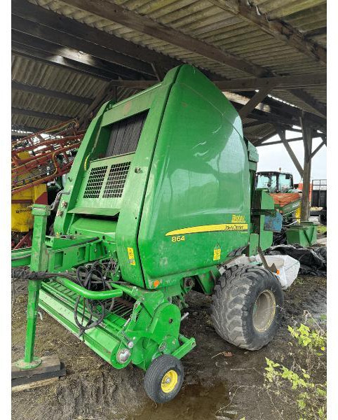 JOHN DEERE 864 MAXICUT - Presse à balles rondes: photos 1 JOHN DEERE 864 MAXICUT - Presse à balles rondes: photos 1