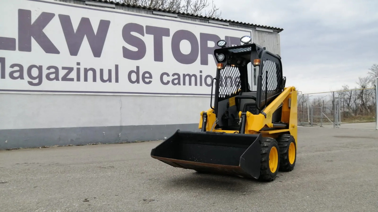 Bobcat Front Loader Ram Italia FM 120 – Hammer Installation - Mini chargeuse: photos 1 Bobcat Front Loader Ram Italia FM 120 – Hammer Installation - Mini chargeuse: photos 1