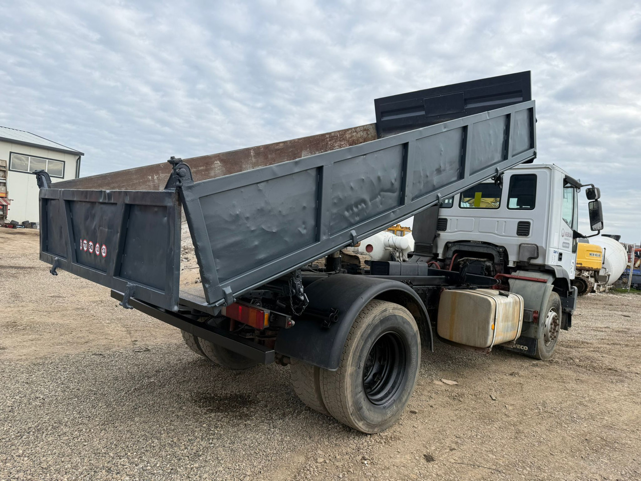 IVECO EUROTRAKKER TIPPER - Camion benne: photos 3 IVECO EUROTRAKKER TIPPER - Camion benne: photos 3