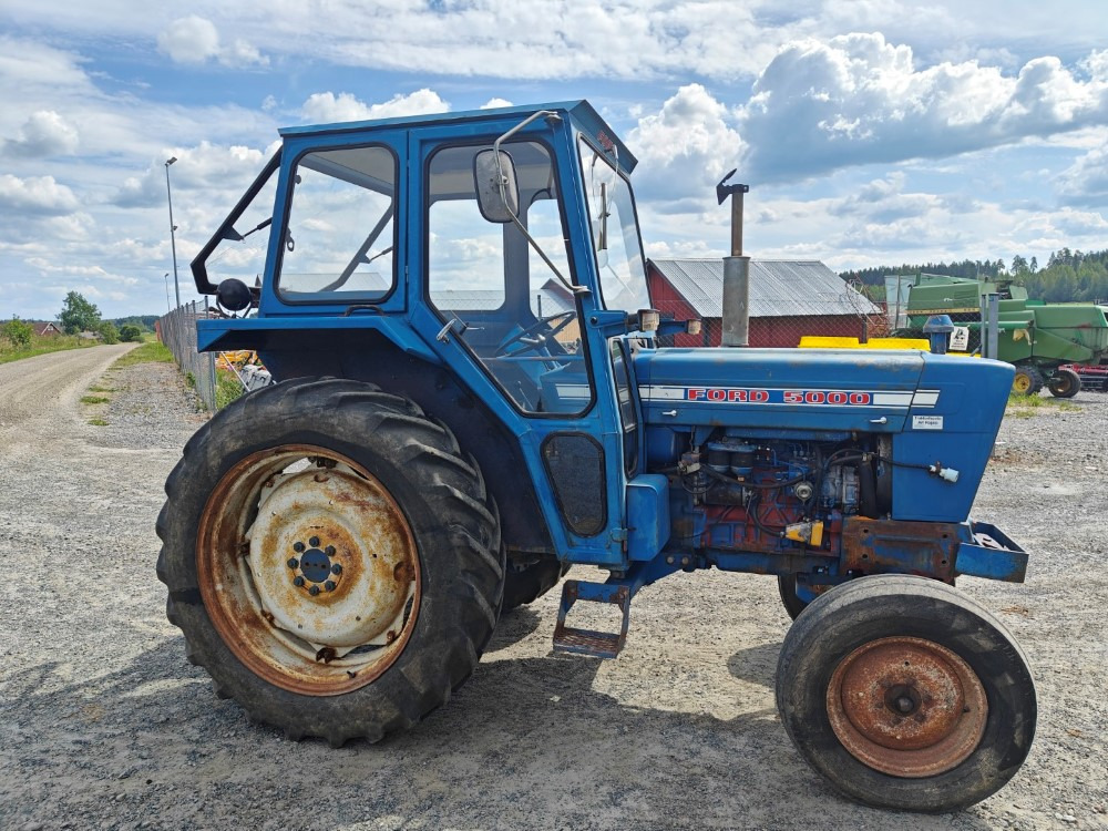 FORD 5000 traktori alkuperäiskuntoinen, Hara hytillä ja paljon hydrauliikkaa, katso video! - Tracteur agricole: photos 4 FORD 5000 traktori alkuperäiskuntoinen, Hara hytillä ja paljon hydrauliikkaa, katso video! - Tracteur agricole: photos 4