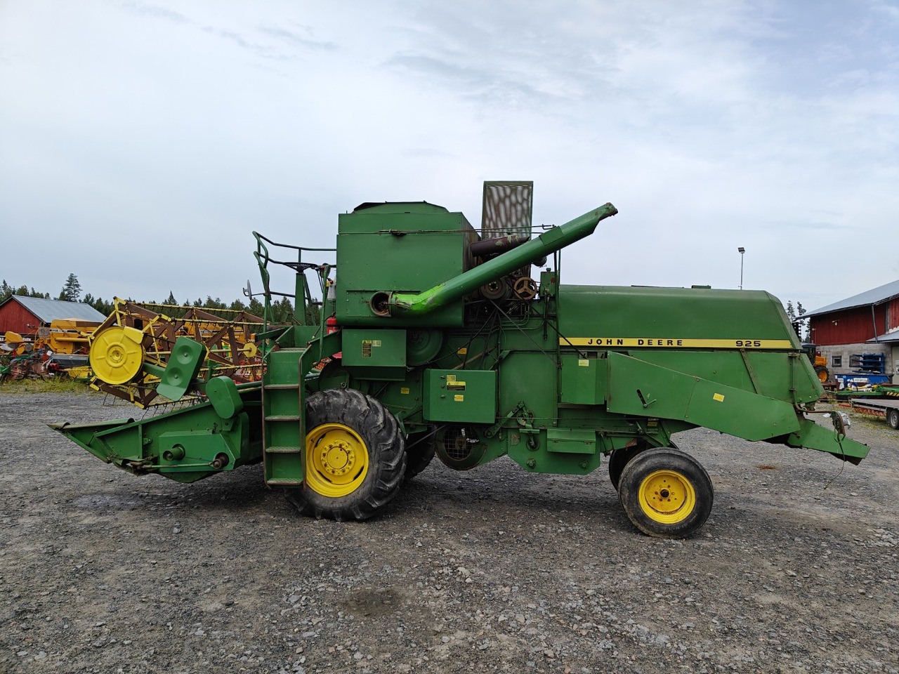 JOHN DEERE 925 leikkuupuimuri - Moissonneuse-batteuse: photos 2 JOHN DEERE 925 leikkuupuimuri - Moissonneuse-batteuse: photos 2