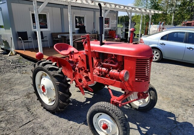 Massey Harris Traktori - bensiini - Tracteur agricole: photos 1 Massey Harris Traktori - bensiini - Tracteur agricole: photos 1