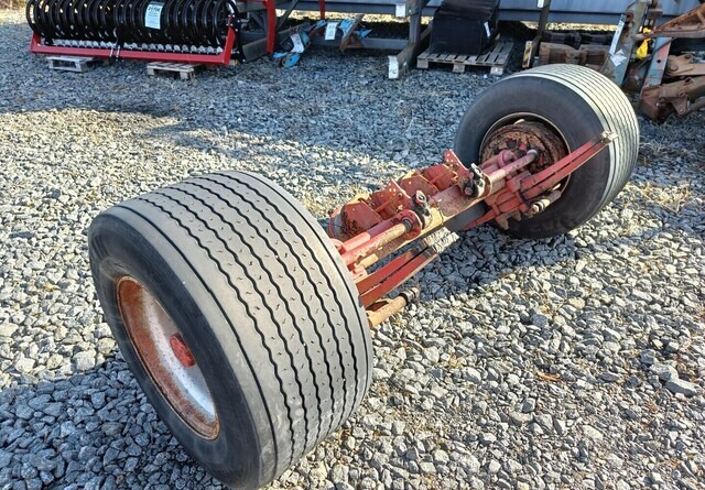 Peräkärryn akseli 445/45R19.5 leveillä renkailla - Essieu et pièces pour Remorque: photos 1 Peräkärryn akseli 445/45R19.5 leveillä renkailla - Essieu et pièces pour Remorque: photos 1