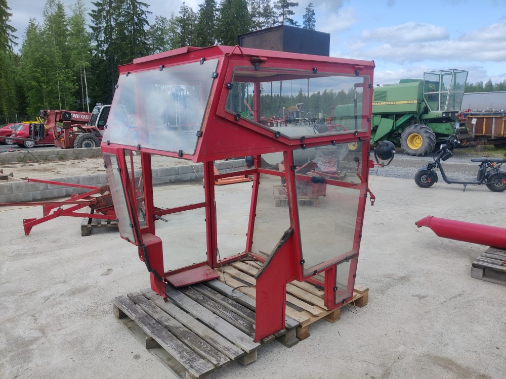 Sampo 410 leikkuupuimurin hytti, tummennetut lasit - Cabine pour Moissonneuse-batteuse: photos 4 Sampo 410 leikkuupuimurin hytti, tummennetut lasit - Cabine pour Moissonneuse-batteuse: photos 4