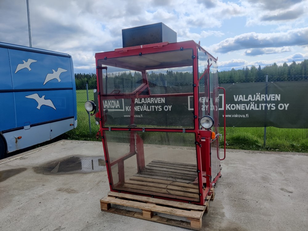 Sampo 410 leikkuupuimurin hytti, tummennetut lasit - Cabine pour Moissonneuse-batteuse: photos 1 Sampo 410 leikkuupuimurin hytti, tummennetut lasit - Cabine pour Moissonneuse-batteuse: photos 1