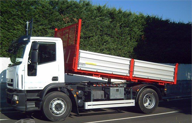 Iveco EUROCARGOeurocargo 180e28 - Camion benne: photos 2 Iveco EUROCARGOeurocargo 180e28 - Camion benne: photos 2