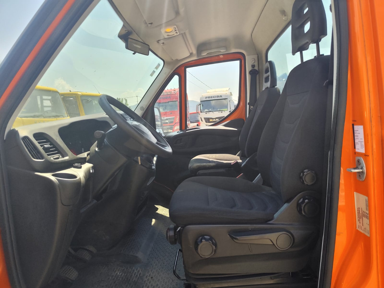 IVECO DAILY 35-140 - Camion grue: photos 3 IVECO DAILY 35-140 - Camion grue: photos 3