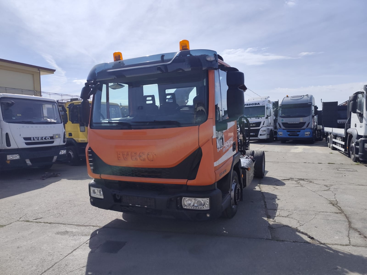 IVECO EUROCARGO 120-90L - Camion grue: photos 1 IVECO EUROCARGO 120-90L - Camion grue: photos 1