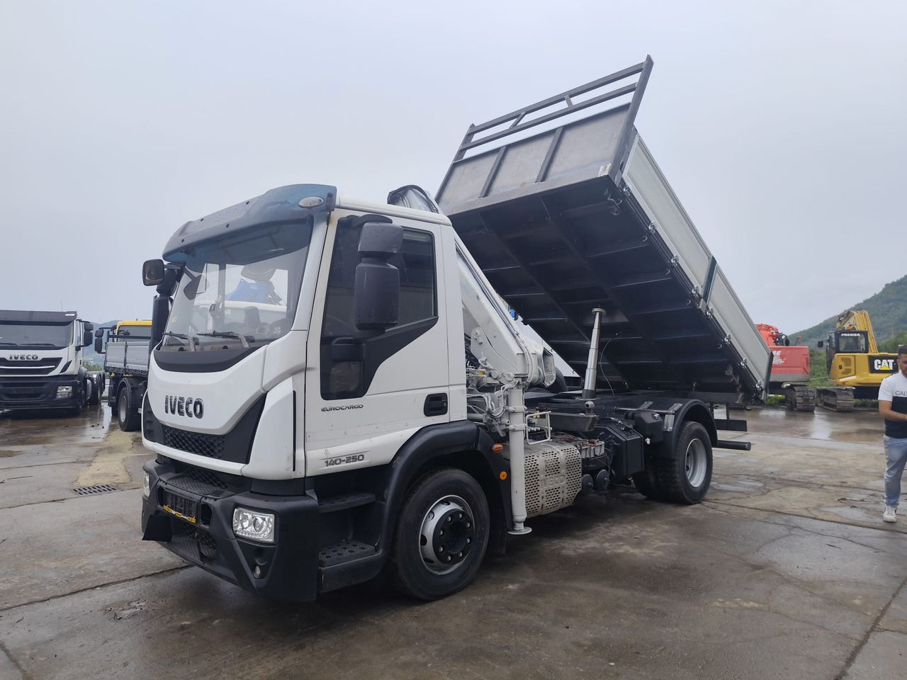IVECO EUROCARGO 140-250 - Camion grue: photos 1 IVECO EUROCARGO 140-250 - Camion grue: photos 1