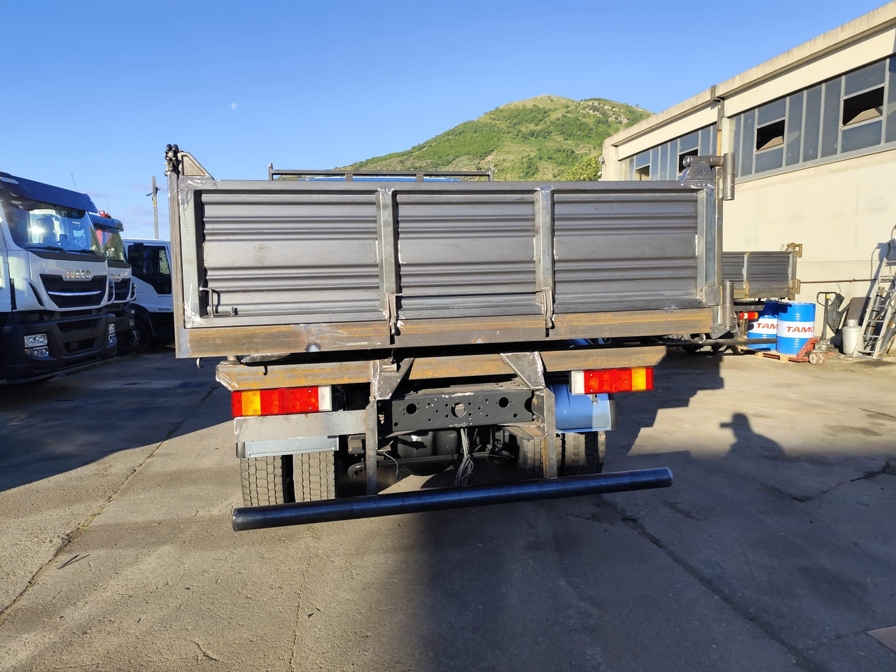 IVECO EUROCARGO 150E25 - Camion benne: photos 3 IVECO EUROCARGO 150E25 - Camion benne: photos 3