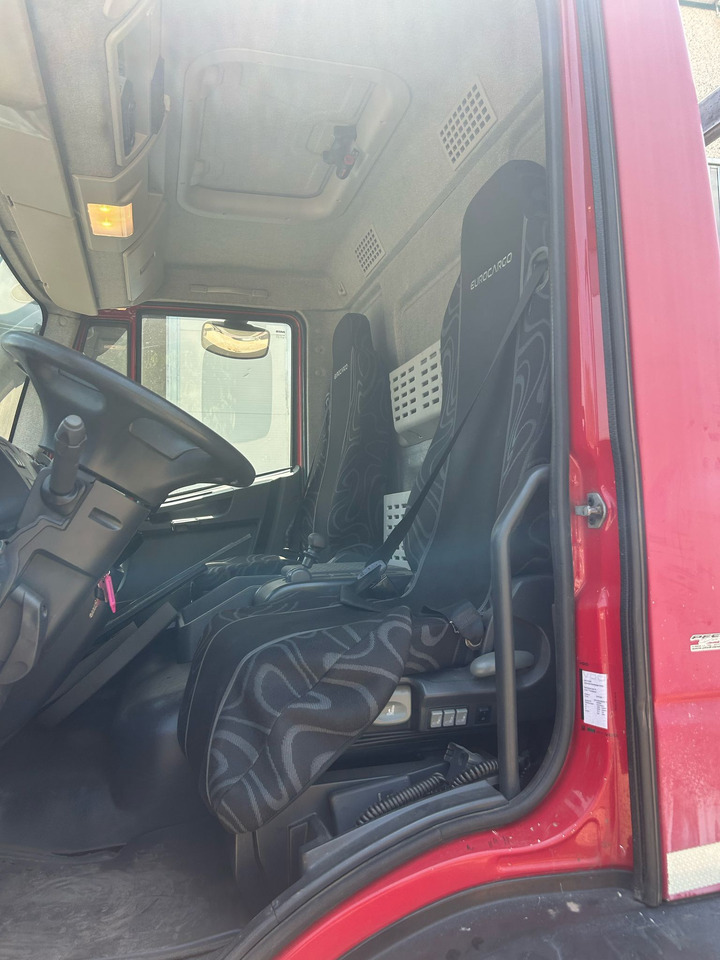 IVECO EUROCARGO 180E30 - Camion plateau: photos 2 IVECO EUROCARGO 180E30 - Camion plateau: photos 2