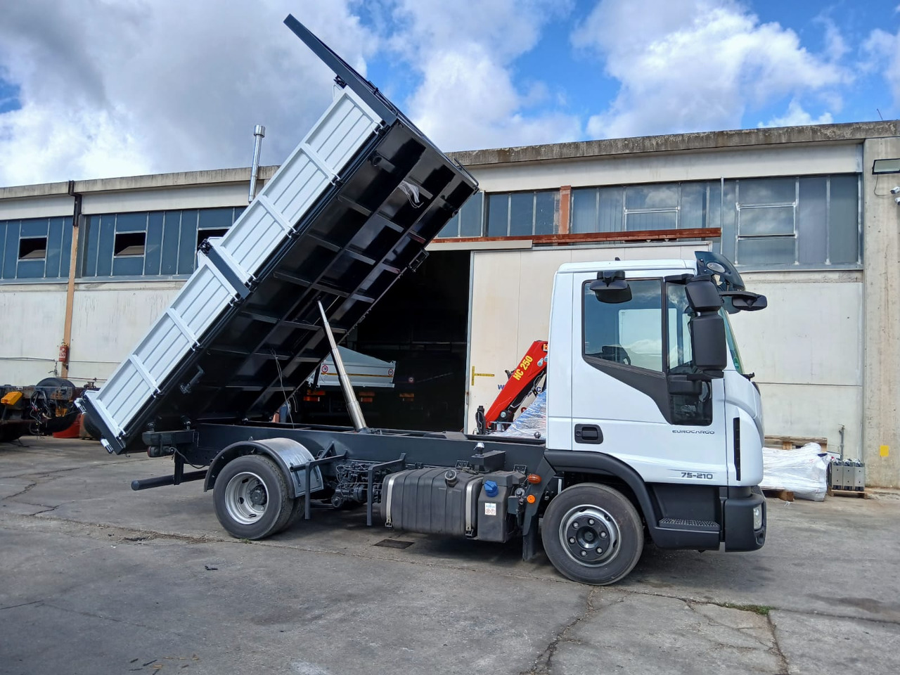 Camion benne IVECO EUROCARGO 75-210: photos 45