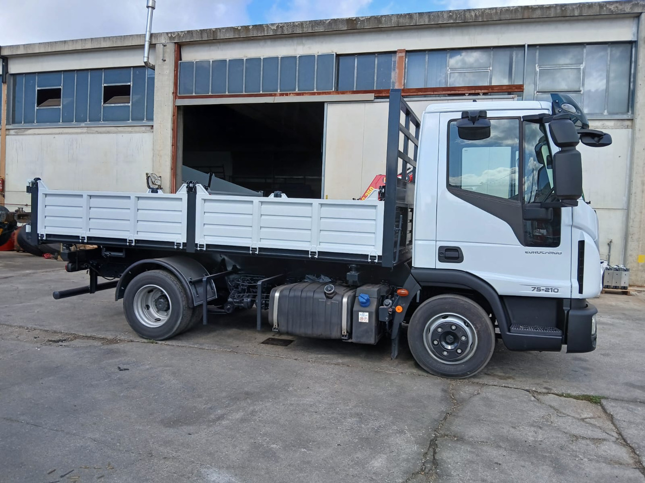 Camion benne IVECO EUROCARGO 75-210: photos 20