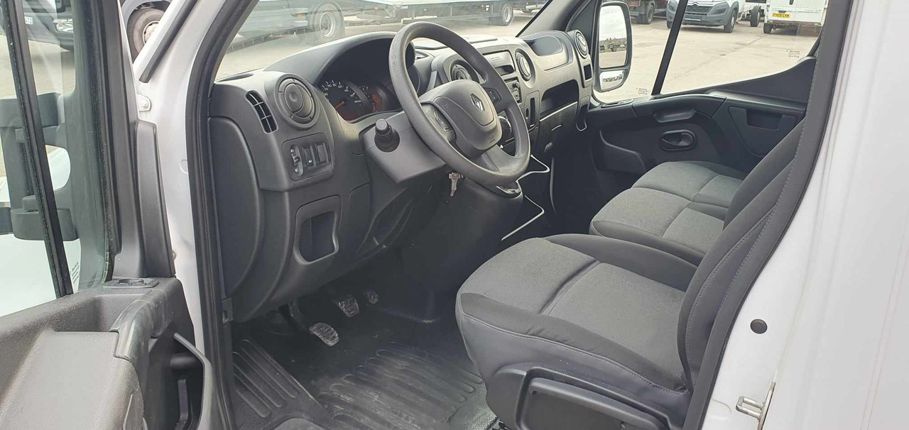 Camion isothermique RENAULT Master: photos 9