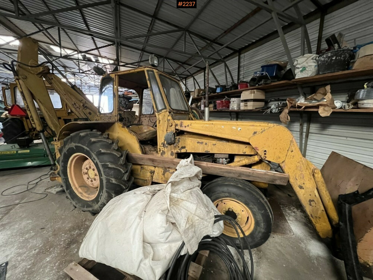 Backhoe loader- MASSEY-FERGUSON 203 - Tractopelle: photos 3 Backhoe loader- MASSEY-FERGUSON 203 - Tractopelle: photos 3