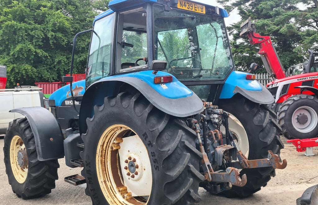 New Holland 8260, Rangecommand - Tracteur agricole: photos 3 New Holland 8260, Rangecommand - Tracteur agricole: photos 3
