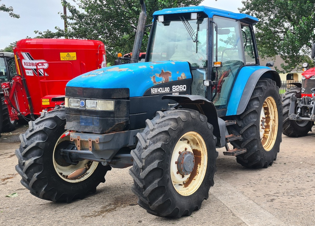 New Holland 8260, Rangecommand - Tracteur agricole: photos 2 New Holland 8260, Rangecommand - Tracteur agricole: photos 2