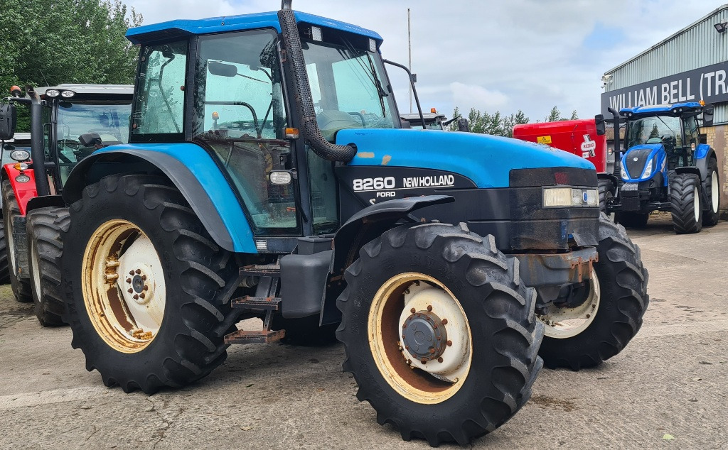 New Holland 8260, Rangecommand - Tracteur agricole: photos 1 New Holland 8260, Rangecommand - Tracteur agricole: photos 1