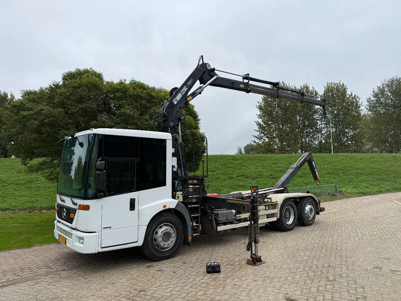 Mercedes-Benz Econic Hiab 220-Hooklift-6x2-Remote - Camion grue: photos 1 Mercedes-Benz Econic Hiab 220-Hooklift-6x2-Remote - Camion grue: photos 1
