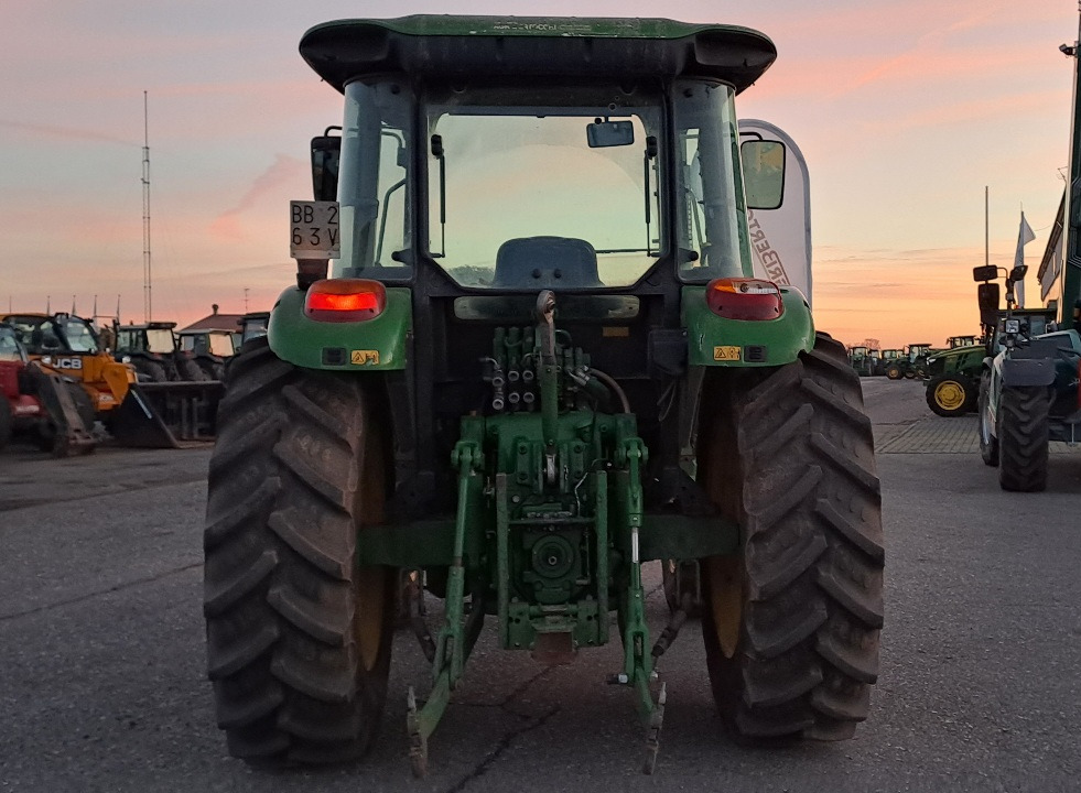 JOHN DEERE 5820 - Tracteur agricole: photos 4 JOHN DEERE 5820 - Tracteur agricole: photos 4