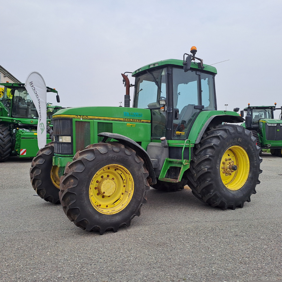 JOHN DEERE 7700 - Tracteur agricole: photos 1 JOHN DEERE 7700 - Tracteur agricole: photos 1