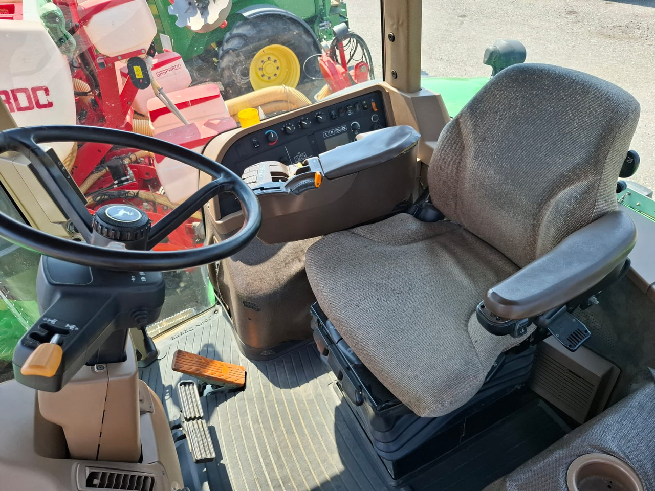 JOHN DEERE 8230 - Tracteur agricole: photos 2 JOHN DEERE 8230 - Tracteur agricole: photos 2