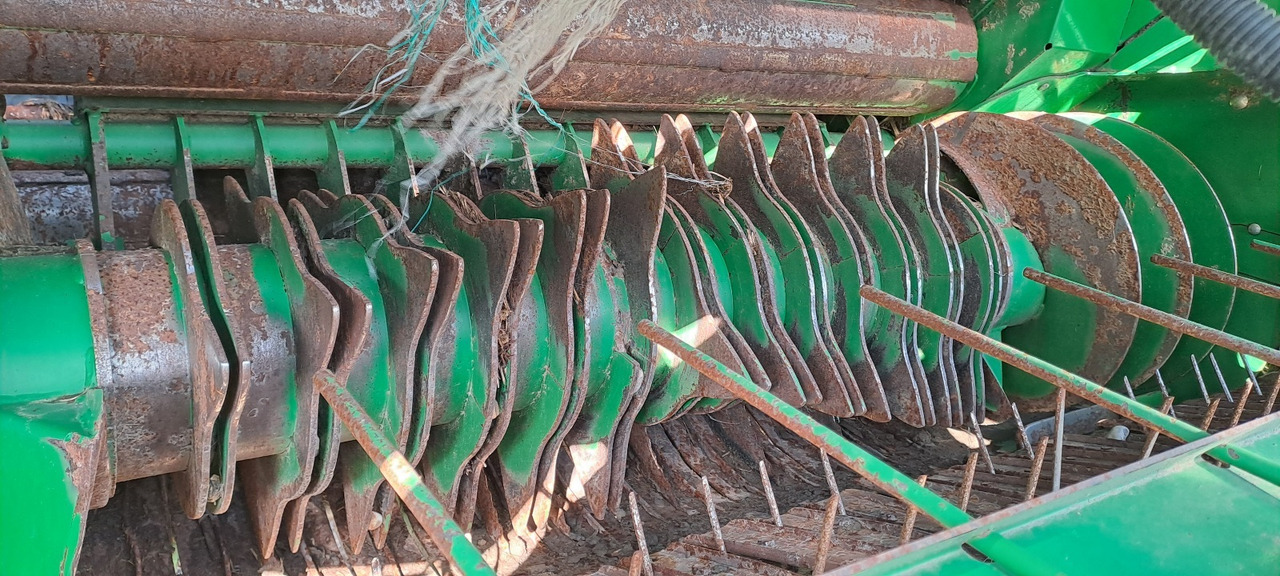 JOHN DEERE 960 - Presse à balles rondes: photos 5 JOHN DEERE 960 - Presse à balles rondes: photos 5