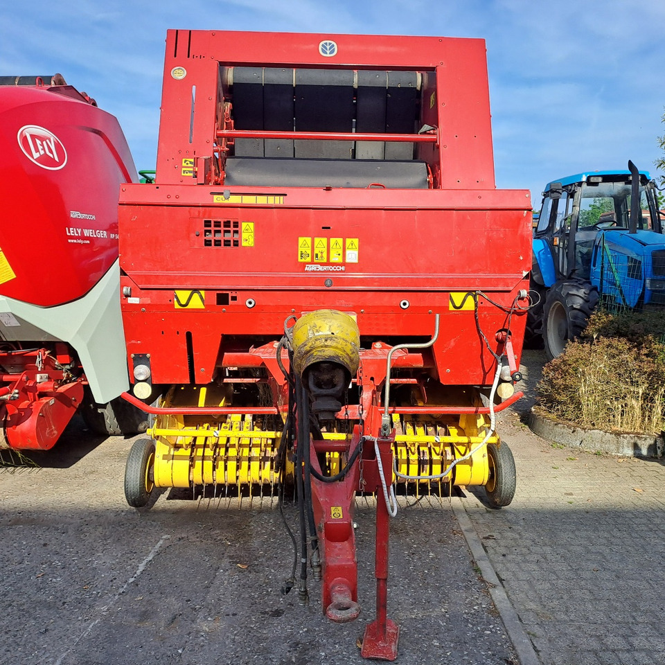 ROTOPRESSA NEW HOLLAND 658 - Presse à balles rondes: photos 3 ROTOPRESSA NEW HOLLAND 658 - Presse à balles rondes: photos 3