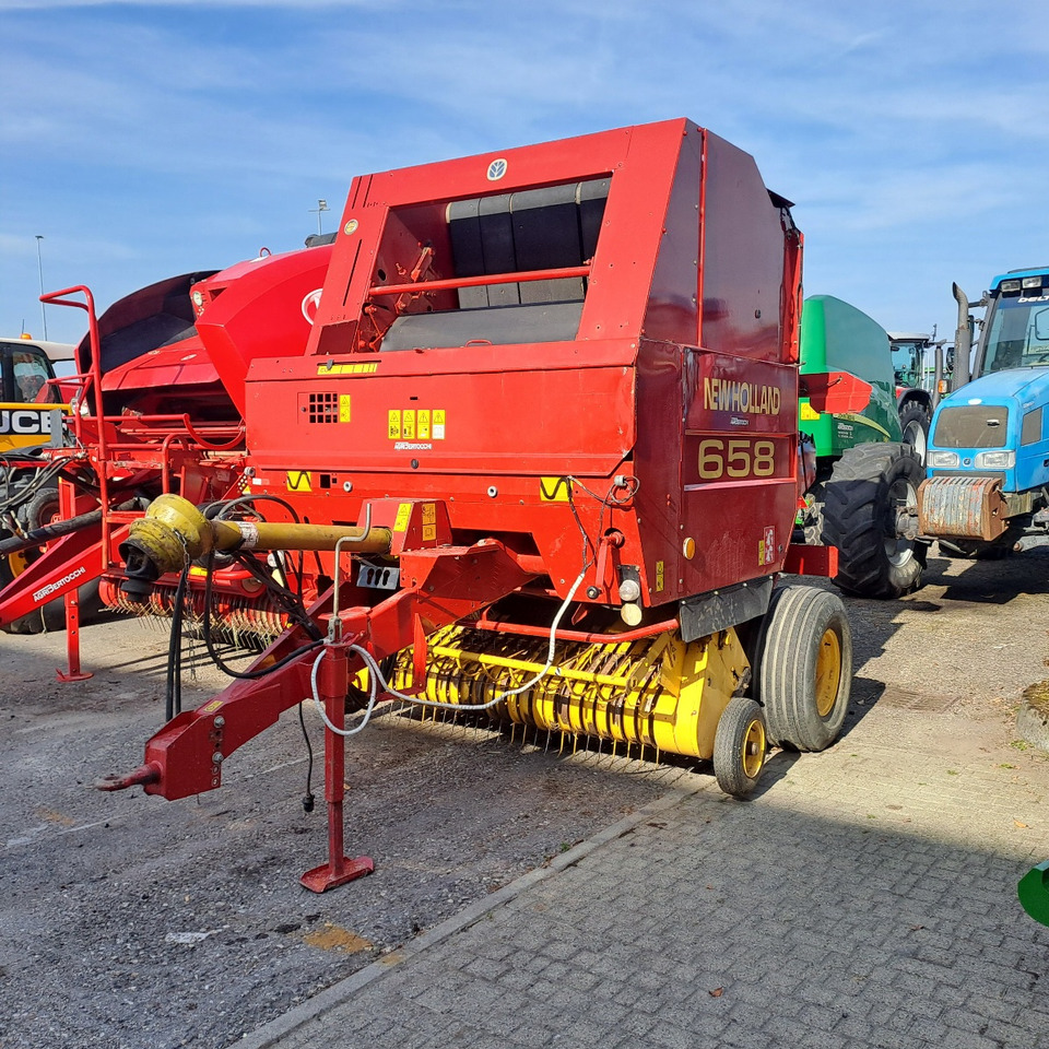 ROTOPRESSA NEW HOLLAND 658 - Presse à balles rondes: photos 1 ROTOPRESSA NEW HOLLAND 658 - Presse à balles rondes: photos 1