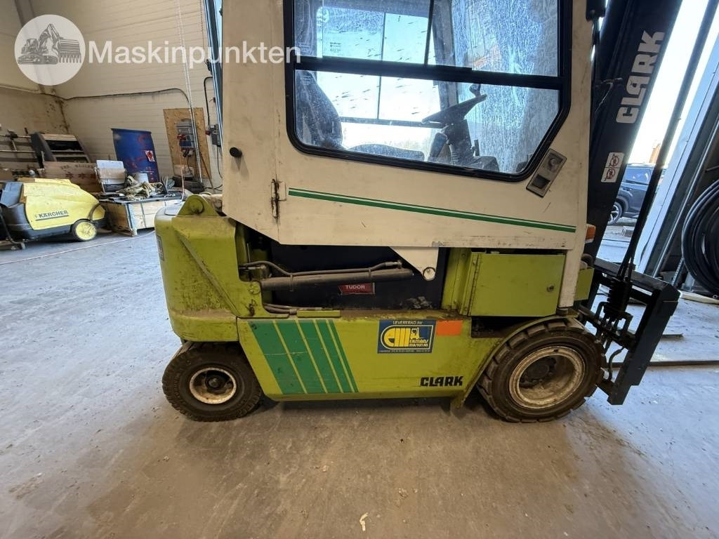 Clark CEM 25  en crédit-bail Clark CEM 25: photos 25 Clark CEM 25  en crédit-bail Clark CEM 25: photos 25