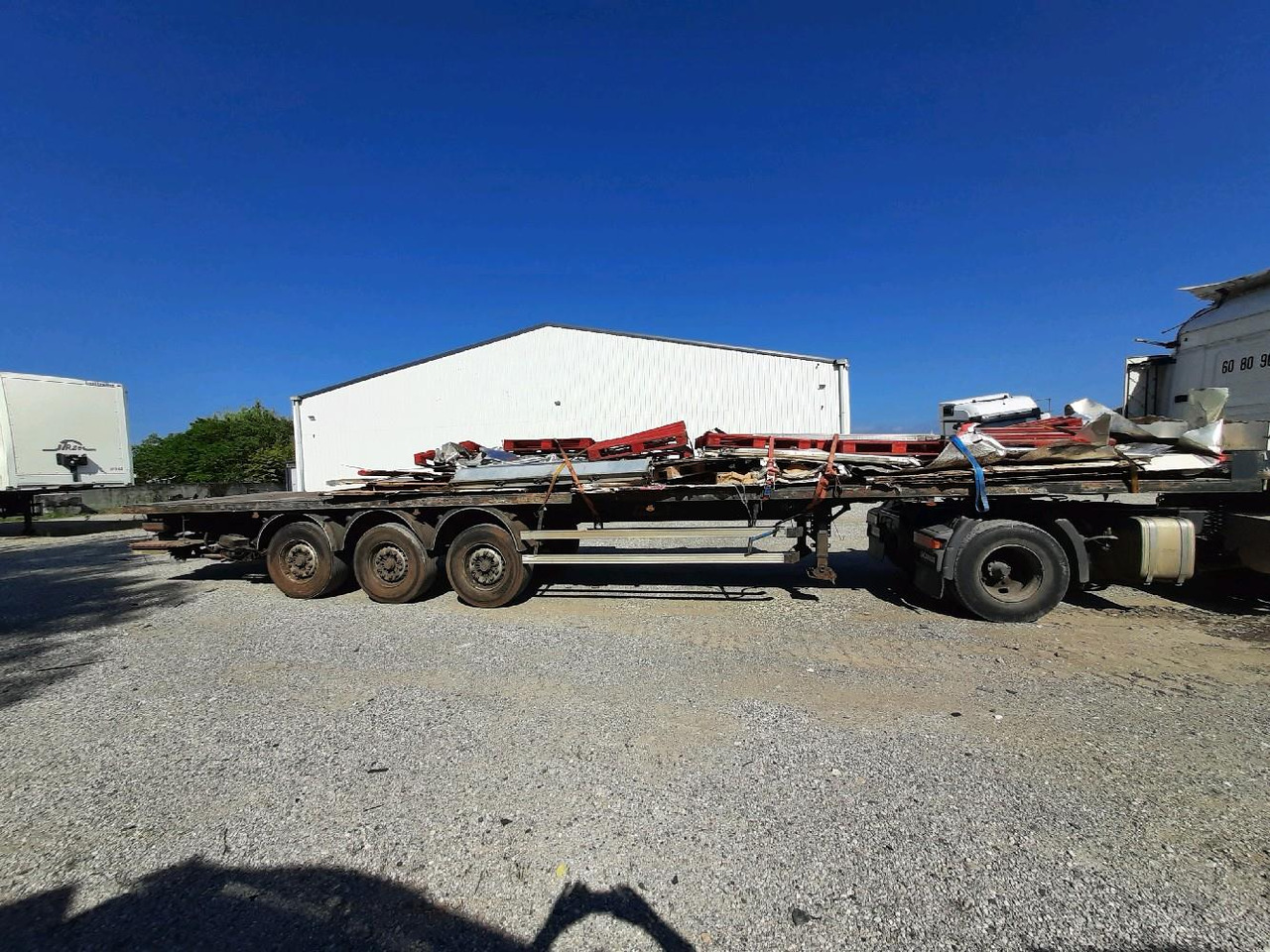 FRUEHAUF 3 ESSIEUX R580 - Semi-remorque plateau: photos 3 FRUEHAUF 3 ESSIEUX R580 - Semi-remorque plateau: photos 3