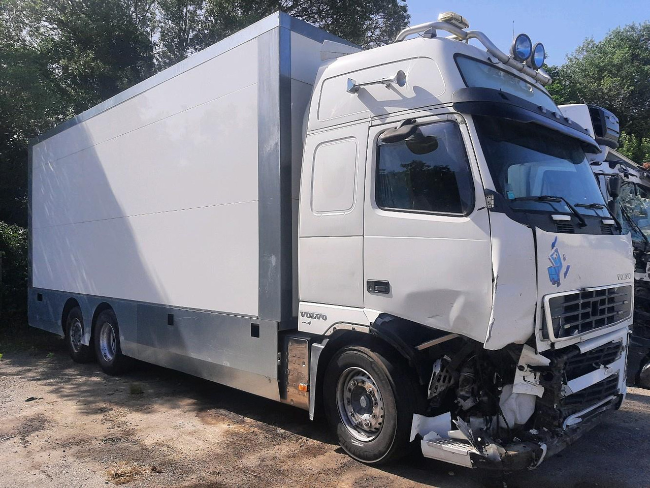 VOLVO FH 480 PORTEUR - Camion fourgon: photos 1 VOLVO FH 480 PORTEUR - Camion fourgon: photos 1
