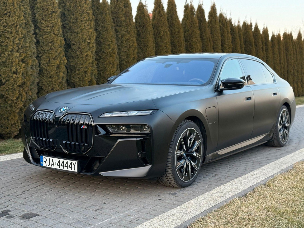 BMW M760 Baureihe 7 Lim M760 e xDrive - Berline: photos 1 BMW M760 Baureihe 7 Lim M760 e xDrive - Berline: photos 1