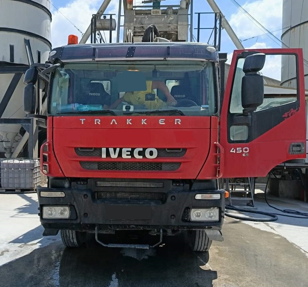 IVECO TRAKKER 450 COIME 35 - Camion pompe: photos 2 IVECO TRAKKER 450 COIME 35 - Camion pompe: photos 2