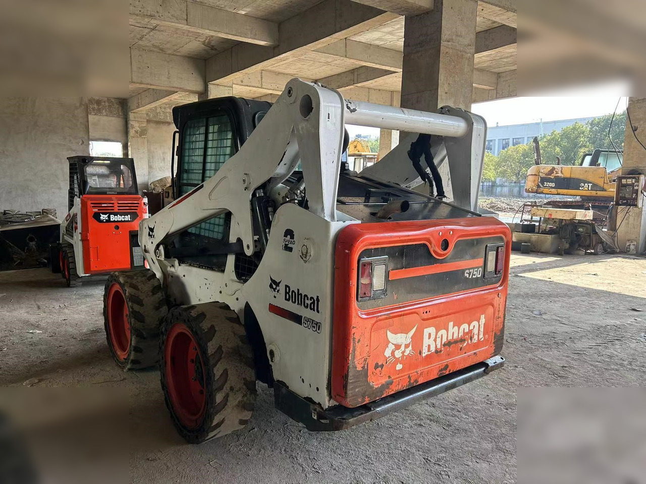 BOBCAT S750 - Mini chargeuse: photos 2 BOBCAT S750 - Mini chargeuse: photos 2