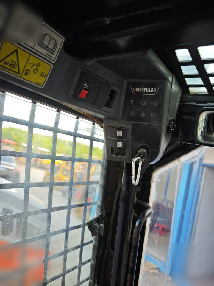 Mini chargeuse CATERPILLAR 226B: photos 8