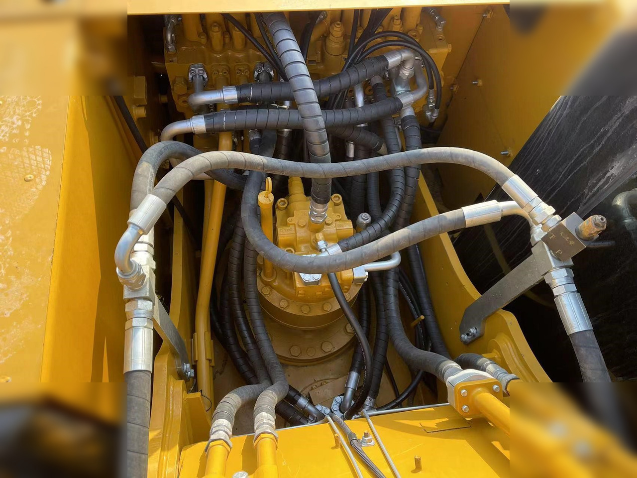 CATERPILLAR 320D2 - Pelle sur chenille: photos 5 CATERPILLAR 320D2 - Pelle sur chenille: photos 5