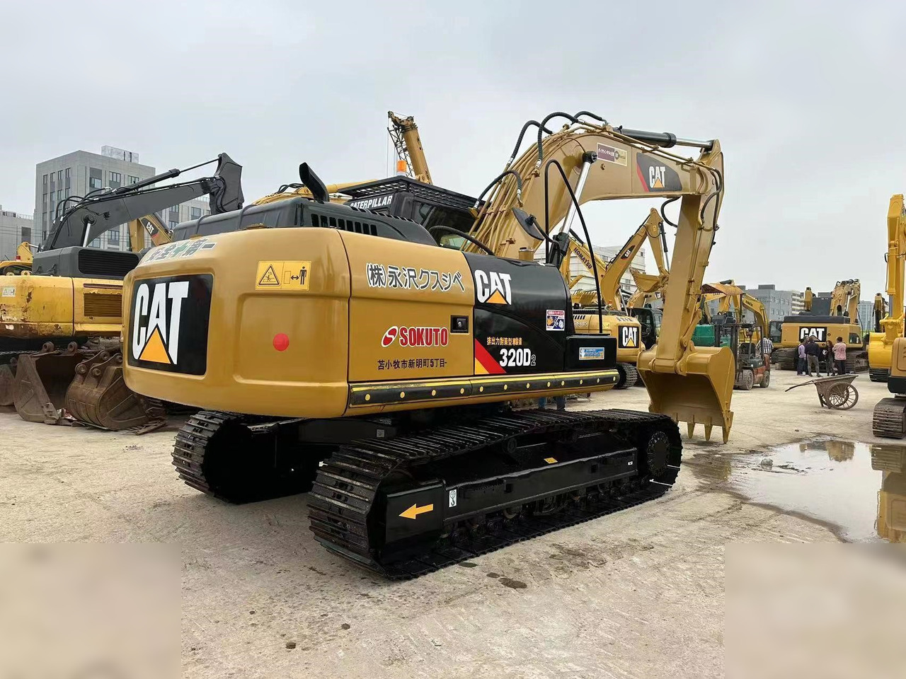 CATERPILLAR 320D2 - Pelle sur chenille: photos 3 CATERPILLAR 320D2 - Pelle sur chenille: photos 3