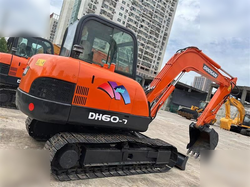 DOOSAN DH60-7 - Pelle sur chenille: photos 1 DOOSAN DH60-7 - Pelle sur chenille: photos 1