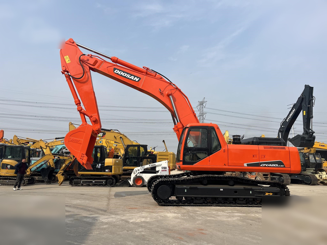 DOOSAN DX420 LC-9C - Pelle sur chenille: photos 1 DOOSAN DX420 LC-9C - Pelle sur chenille: photos 1