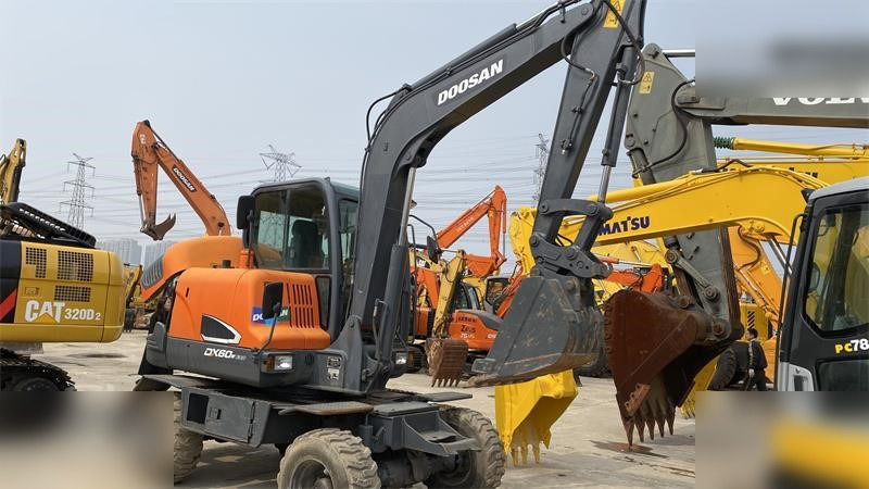 DOOSAN DX60W ECO - Pelle sur pneus: photos 3 DOOSAN DX60W ECO - Pelle sur pneus: photos 3