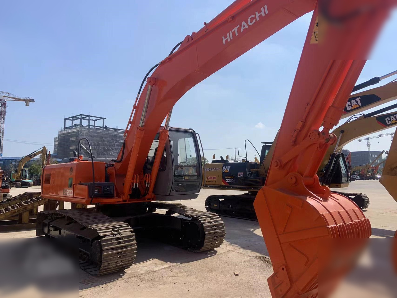 HITACHI EX200-5 - Pelle sur chenille: photos 2 HITACHI EX200-5 - Pelle sur chenille: photos 2