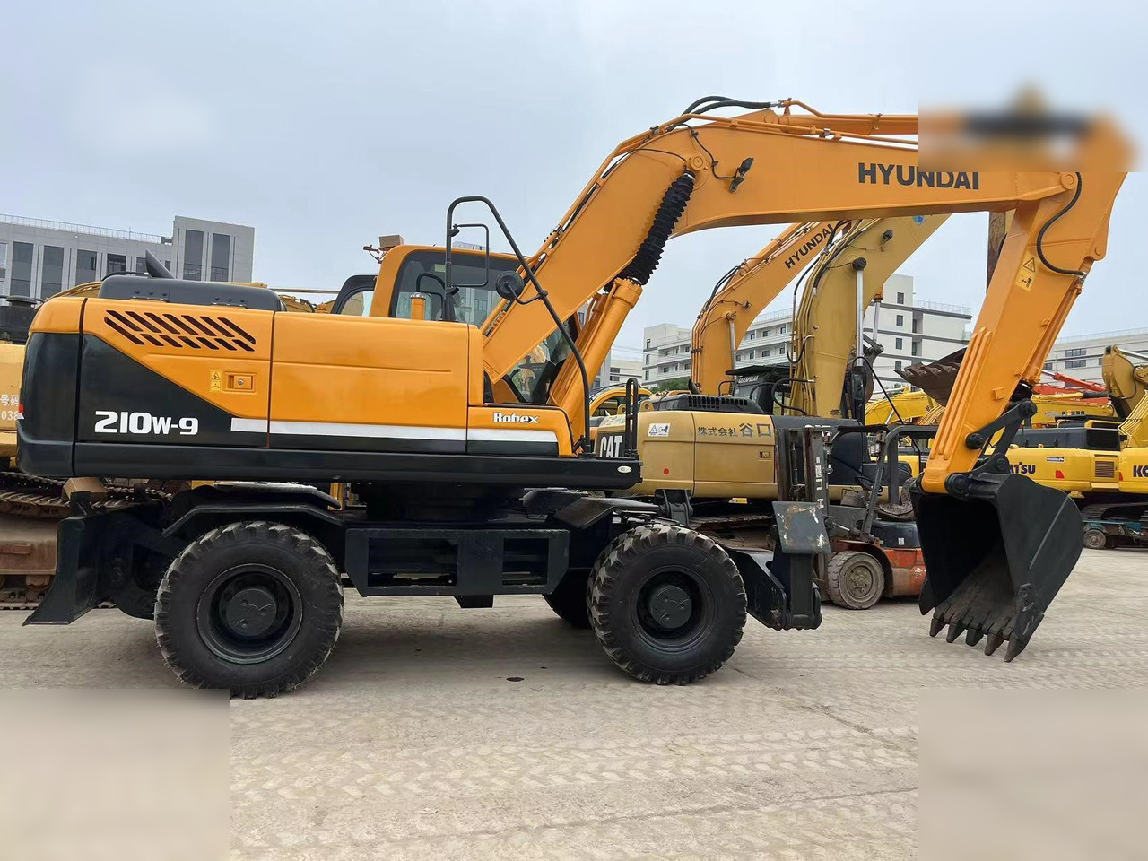 HYUNDAI ROBEX 220 LC-9S - Pelle sur chenille: photos 1 HYUNDAI ROBEX 220 LC-9S - Pelle sur chenille: photos 1